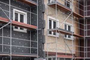 EU-Gebäuderichtlinie 2026 und energetische Sanierung von Gebäuden mit modernen Fenstern