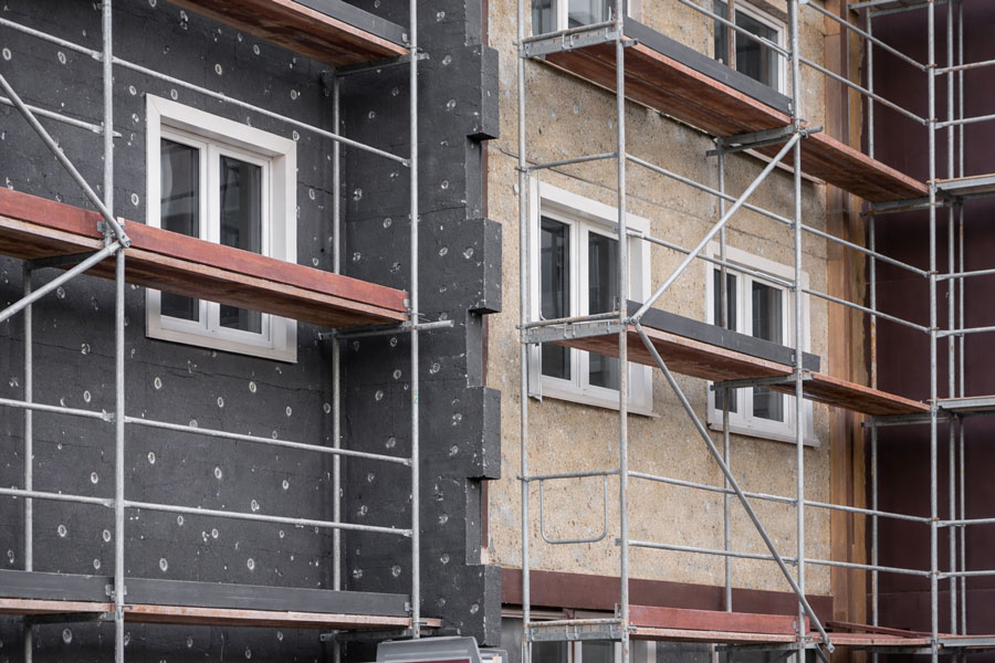 EU-Gebäuderichtlinie 2026 und energetische Sanierung von Gebäuden mit modernen Fenstern