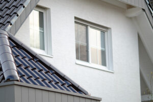Haus mit neuen energieeffizienten Fenstern nach BEG Förderung 2026 und energetischer Sanierung
