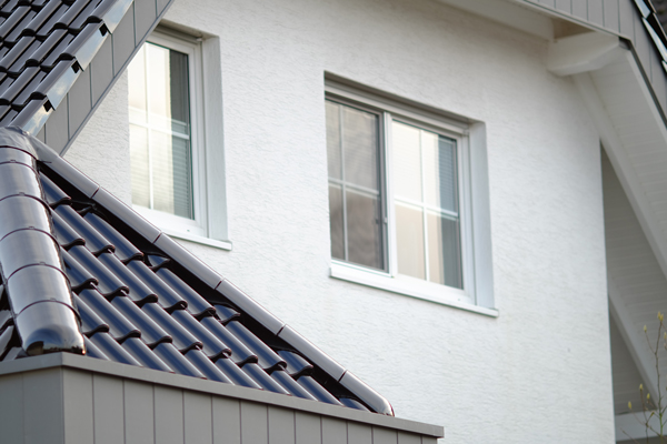 Haus mit neuen energieeffizienten Fenstern nach BEG Förderung 2026 und energetischer Sanierung